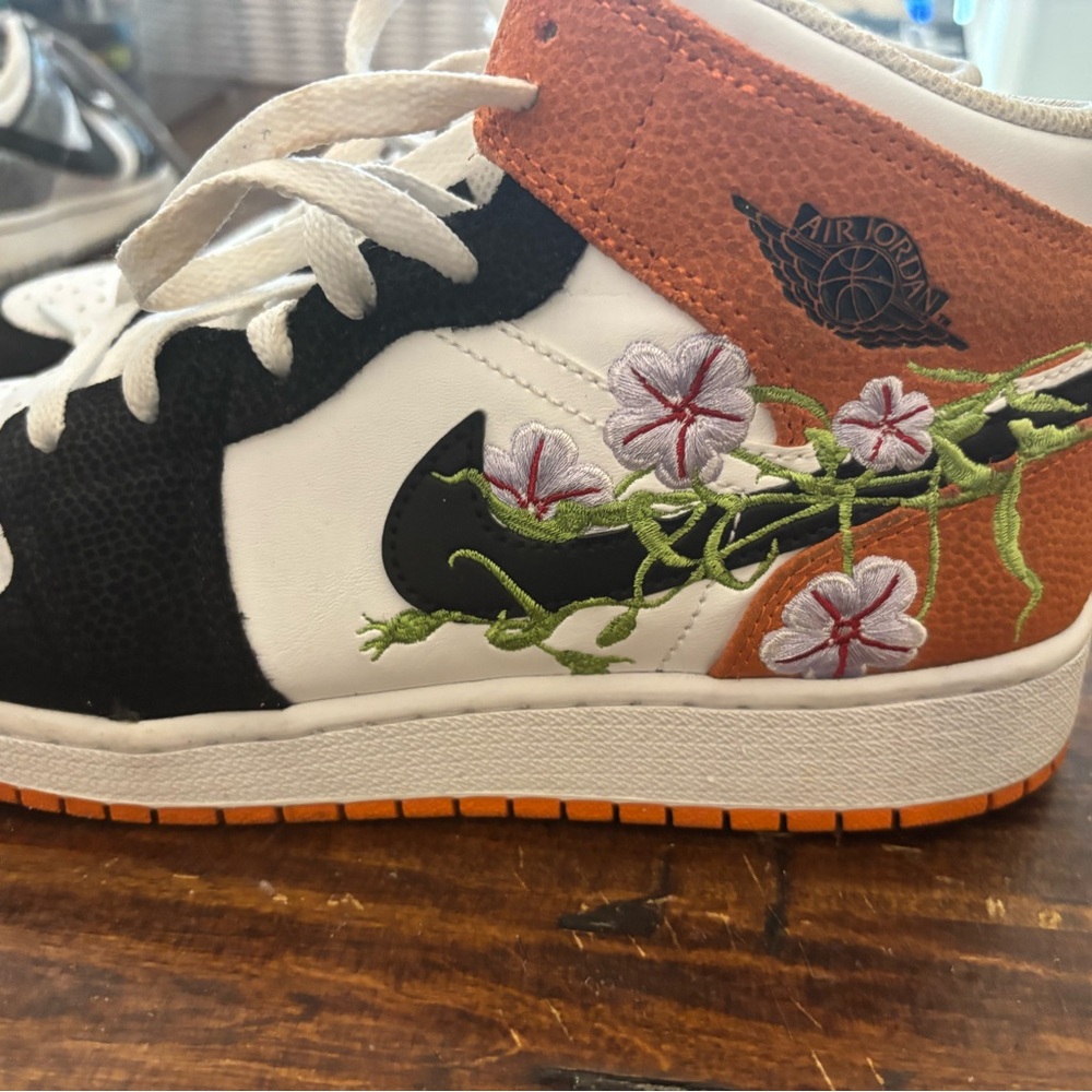 Air Jordan 1 Mid with floral embroidery - Picture 3 of 5